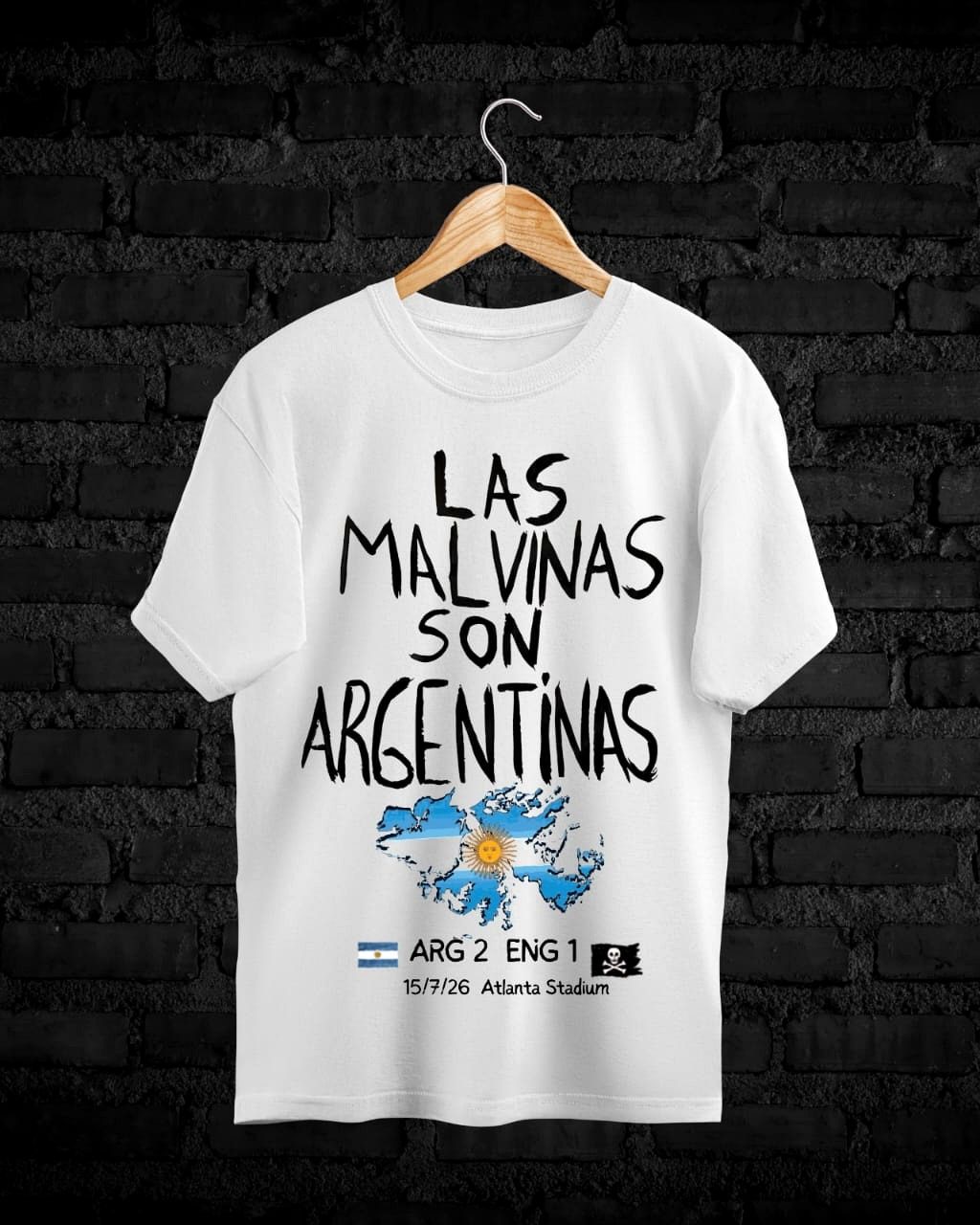 Remera blanca con la frase «Las Malvinas son argentinas» y las islas pintadas con la bandera argentina.