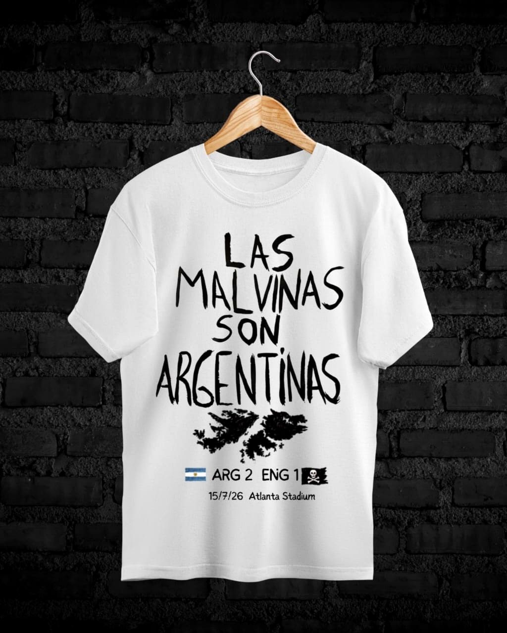 Remera blanca con la frase «Las Malvinas son argentinas» y las islas estampadas en negro.